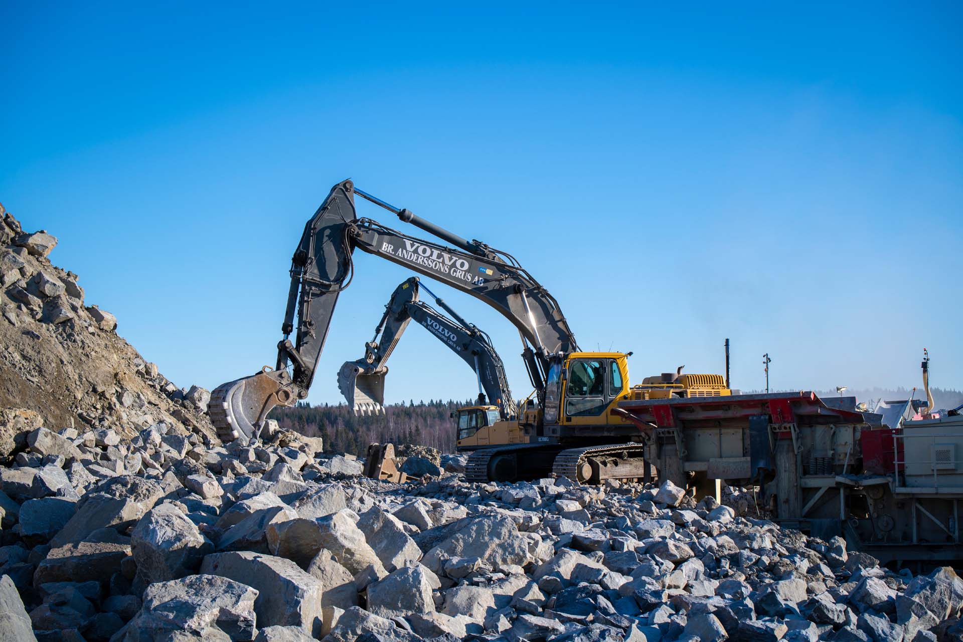 Grävmaskiner i bergkross