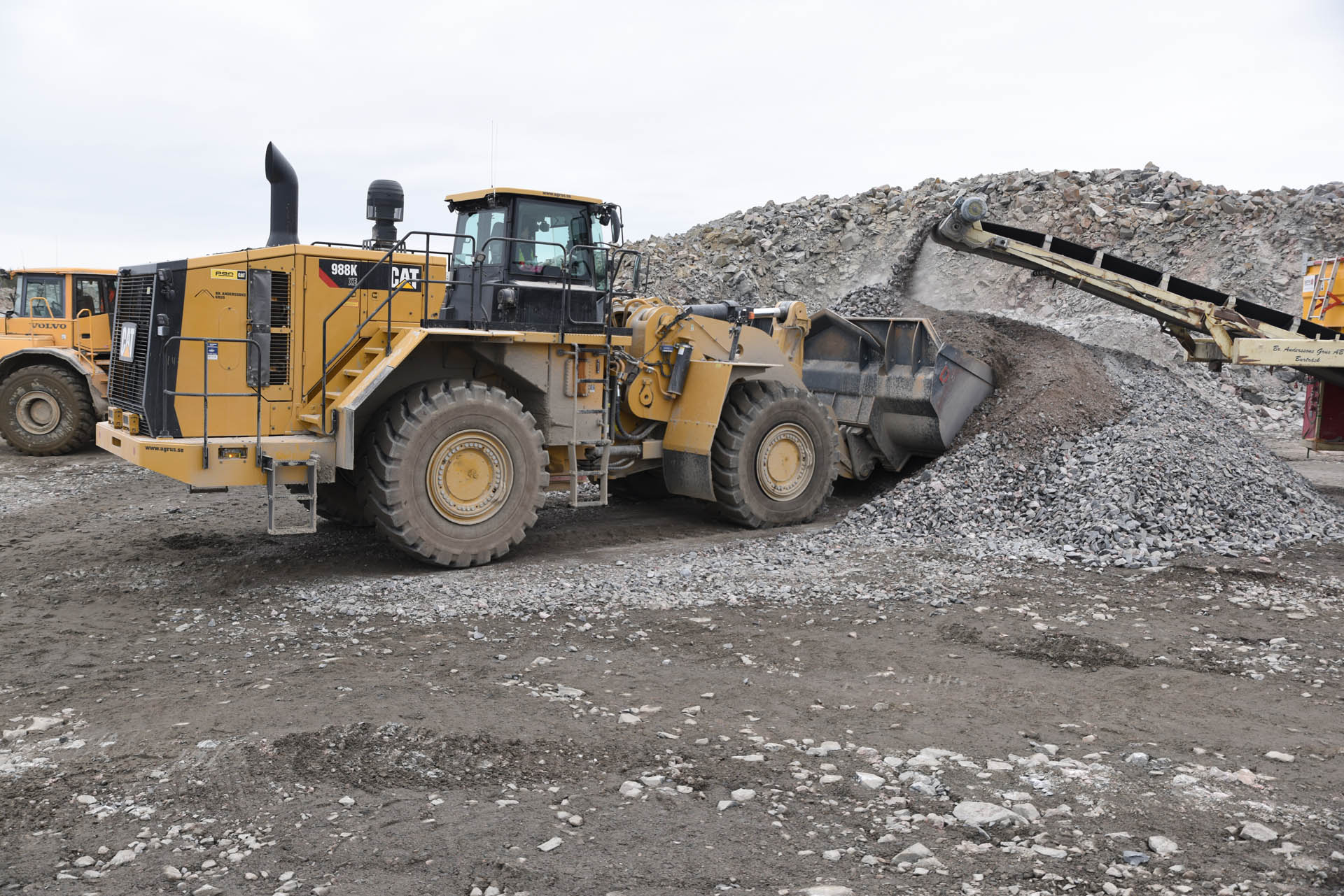 Cat lastar grus i skopa