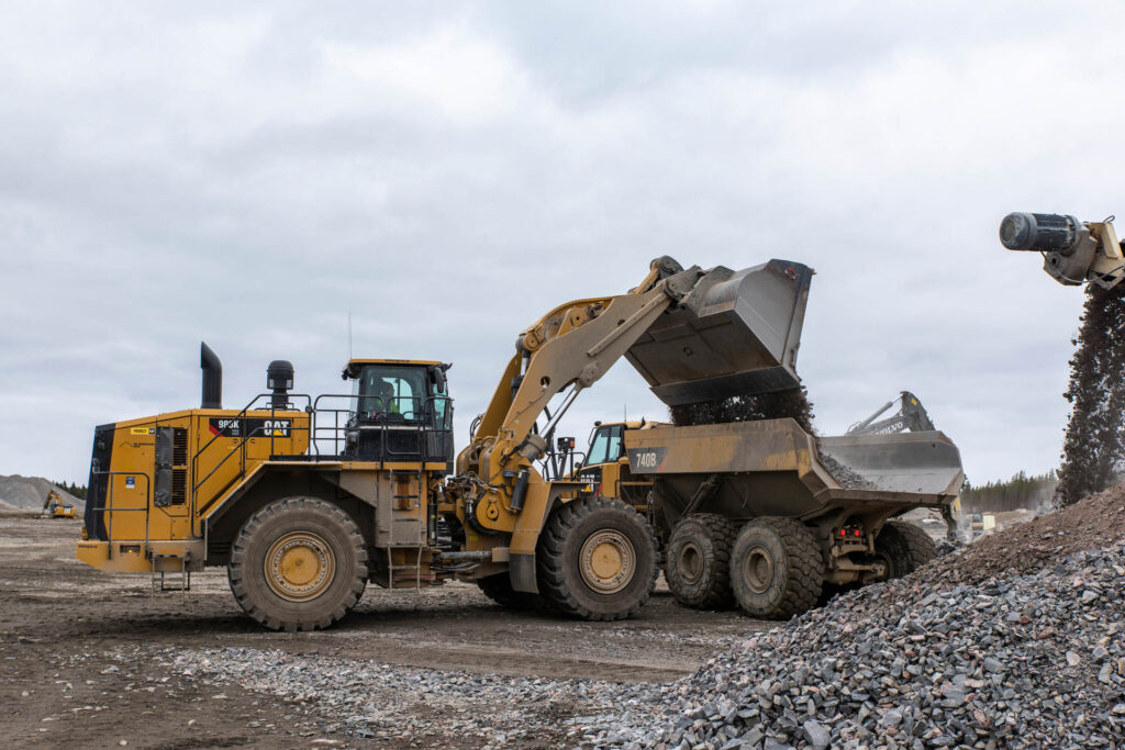 Hjullastare Cat 988K lastar dumper