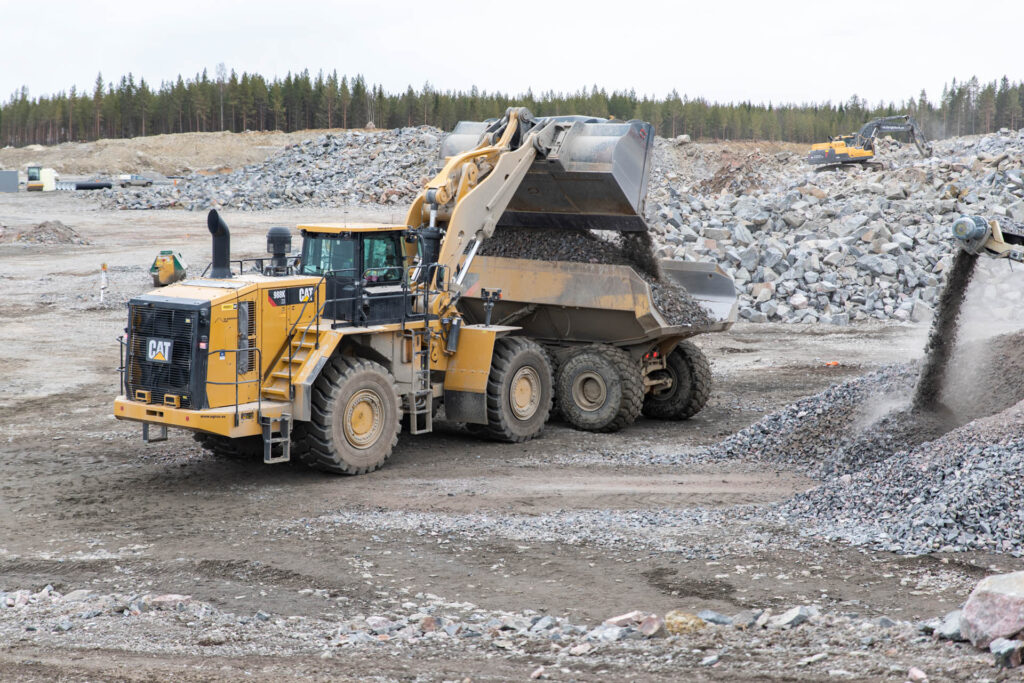 Cat 988K lastar grus i dumper Cat 740B