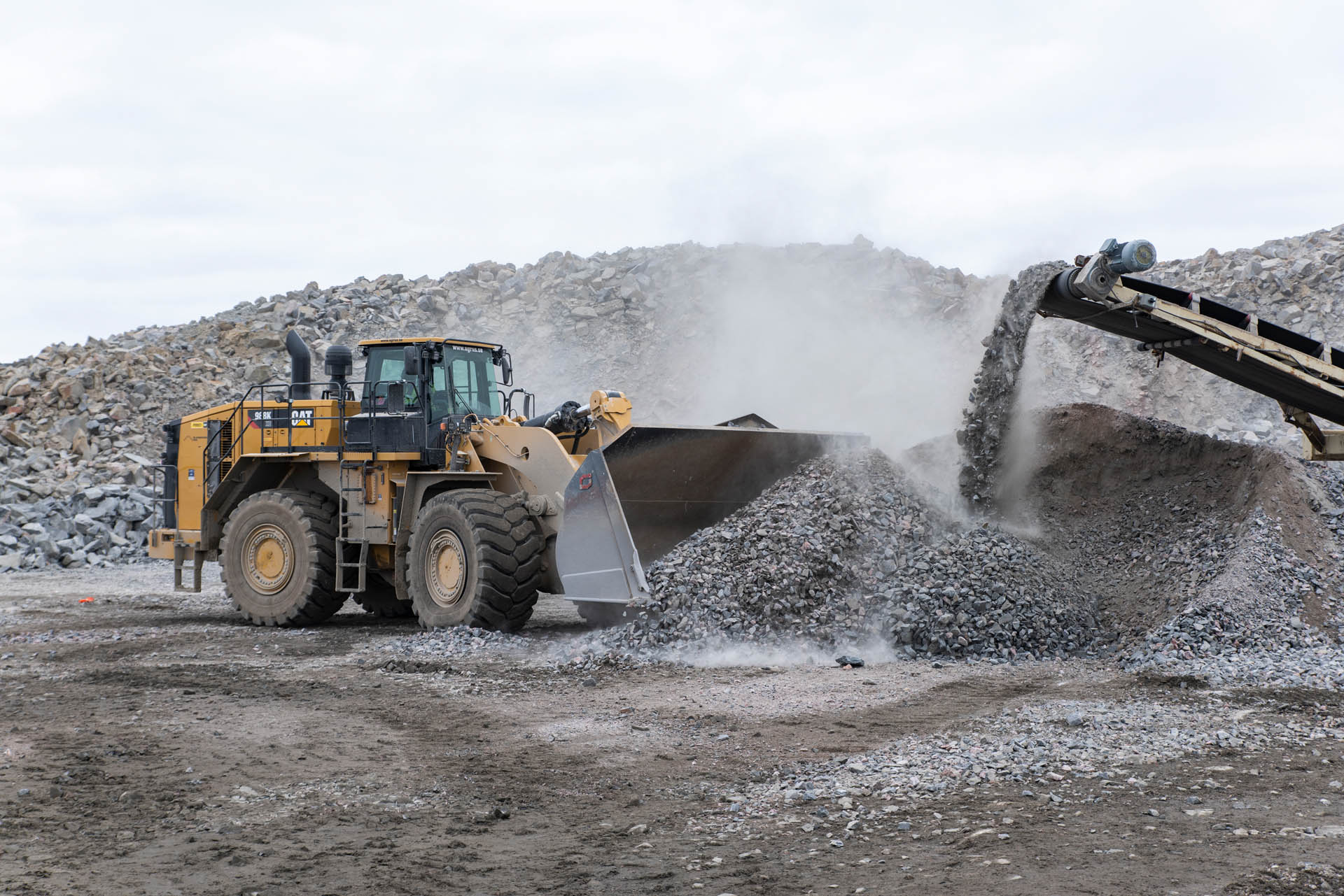 Cat 988K på väg att lasta grus