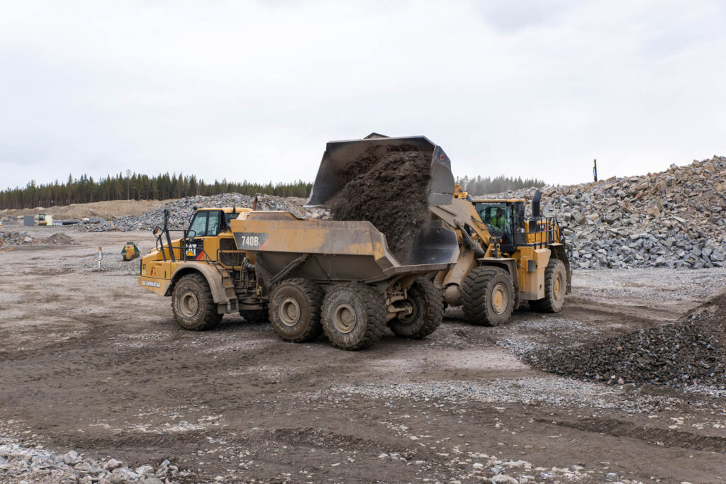 Hjullastare som lastar dumper.